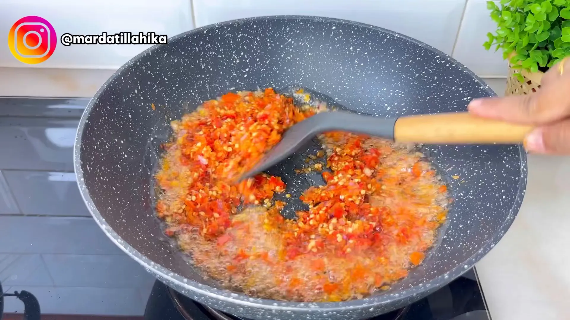 Tumis sambal bawang dengan minyak dan terasi