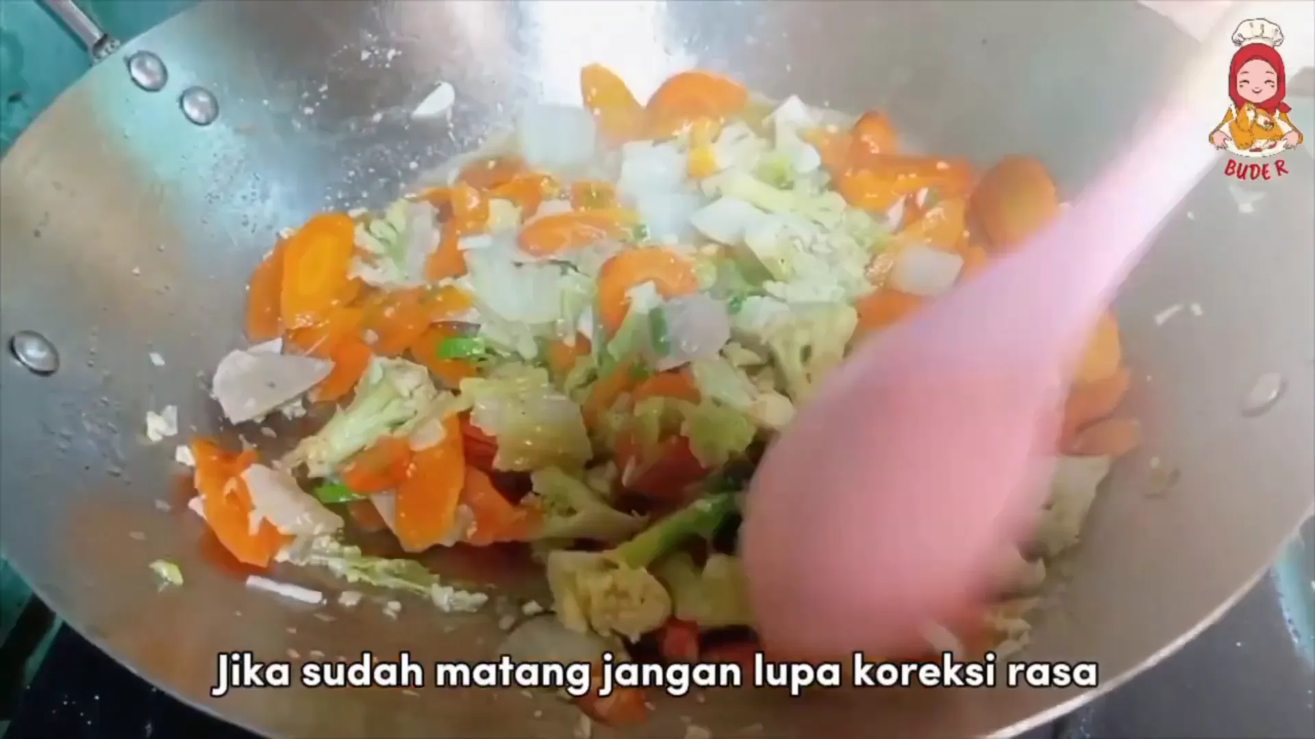 Proses menumis bawang dan memasak sayur capcay