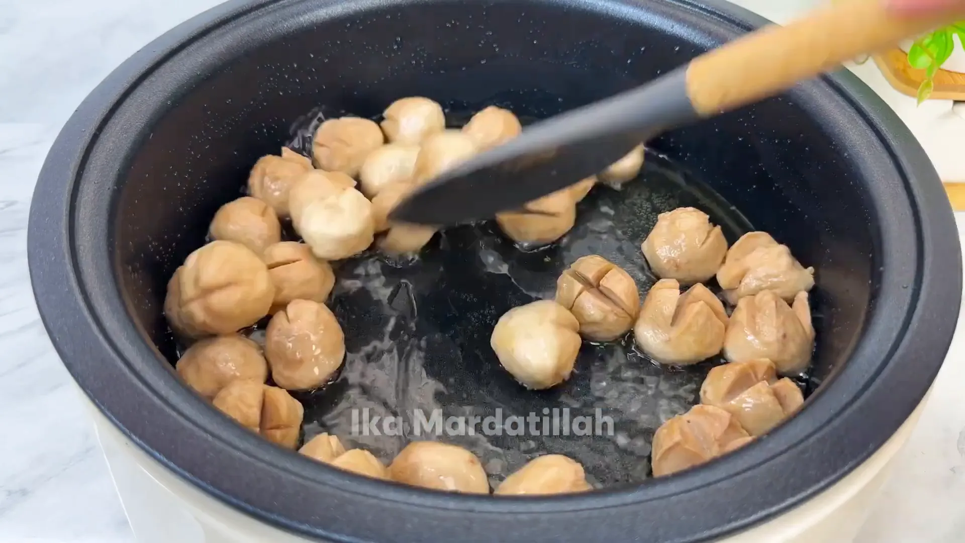 Bakso dan ayam yang sudah digoreng sebelum dicampur dengan bumbu mercon