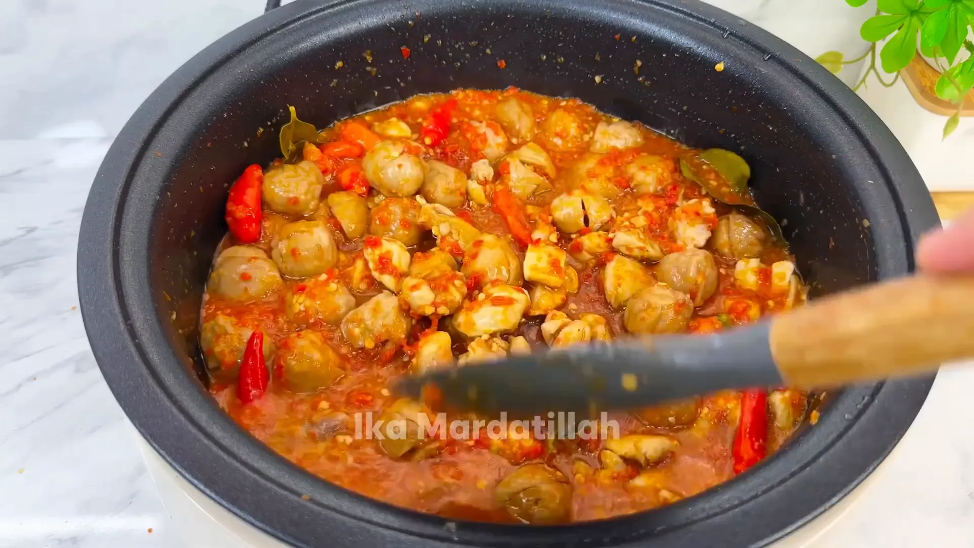 Hasil akhir oseng mercon daging ayam siap disajikan dengan nasi hangat