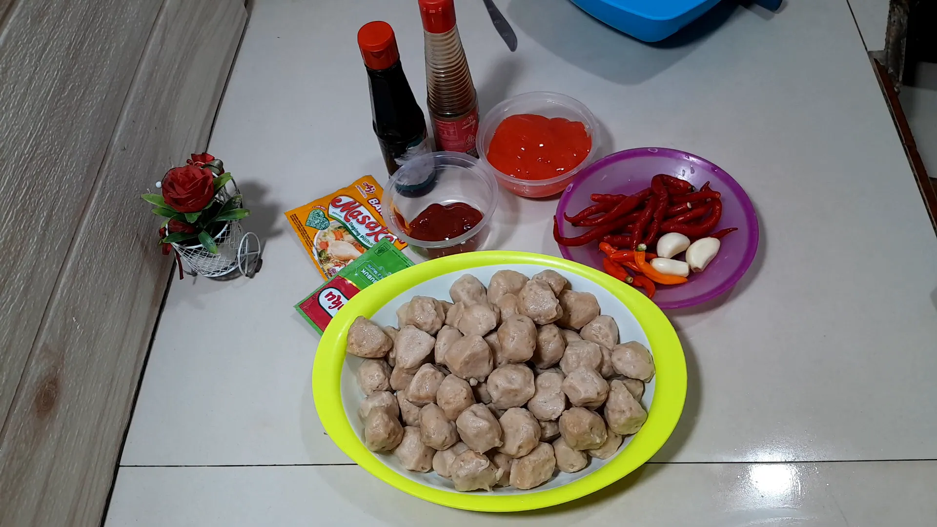 Persiapan bahan bakso ayam dan bumbu olesan pedas manis