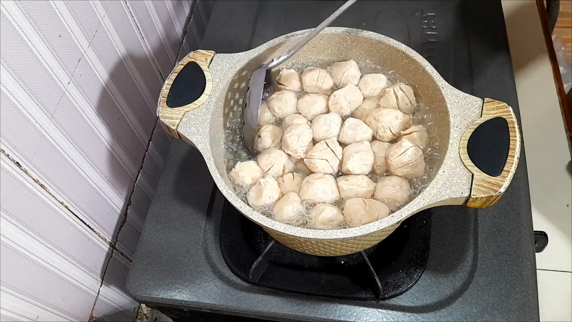 Bakso ayam yang sudah direbus dan mulai mengembang