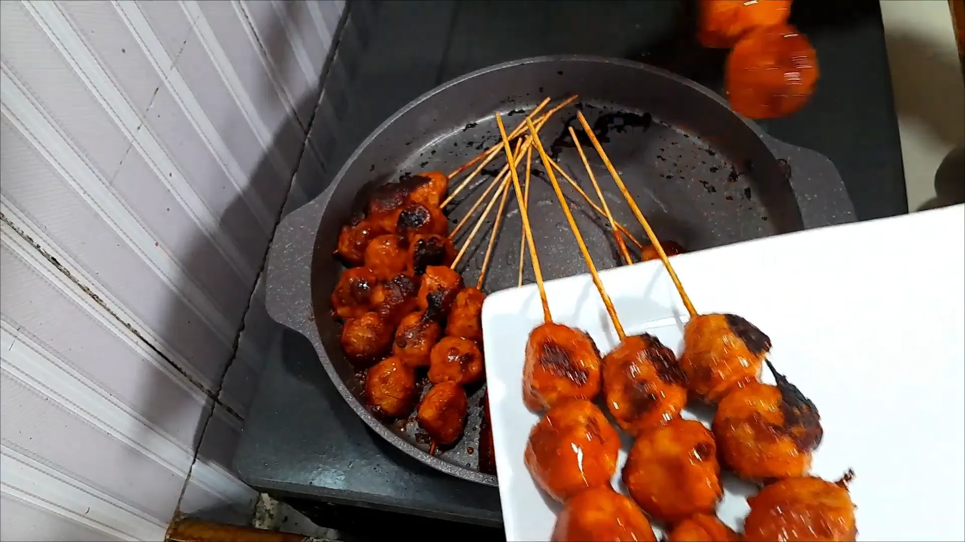 Tusuk bakso ayam siap dibakar dan dilumuri bumbu oles pedas manis