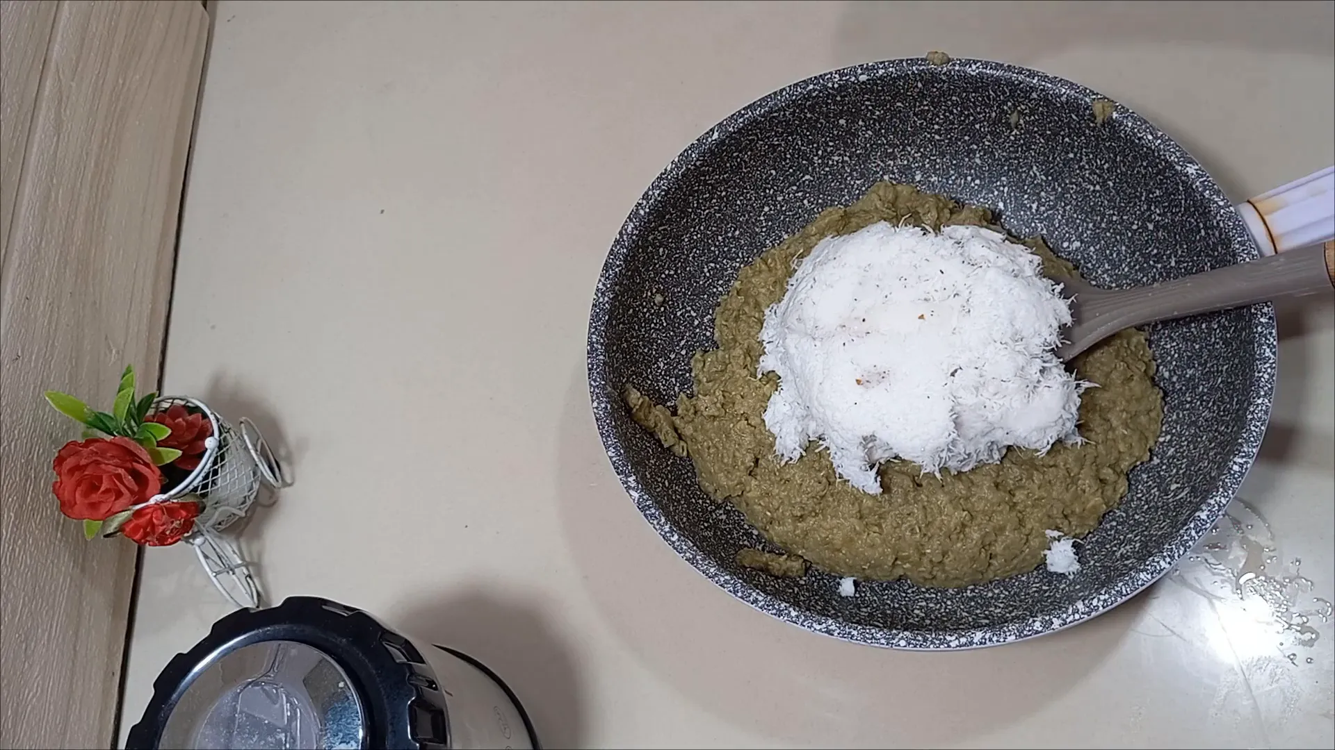 Kacang hijau yang sudah dihaluskan dicampur kelapa muda
