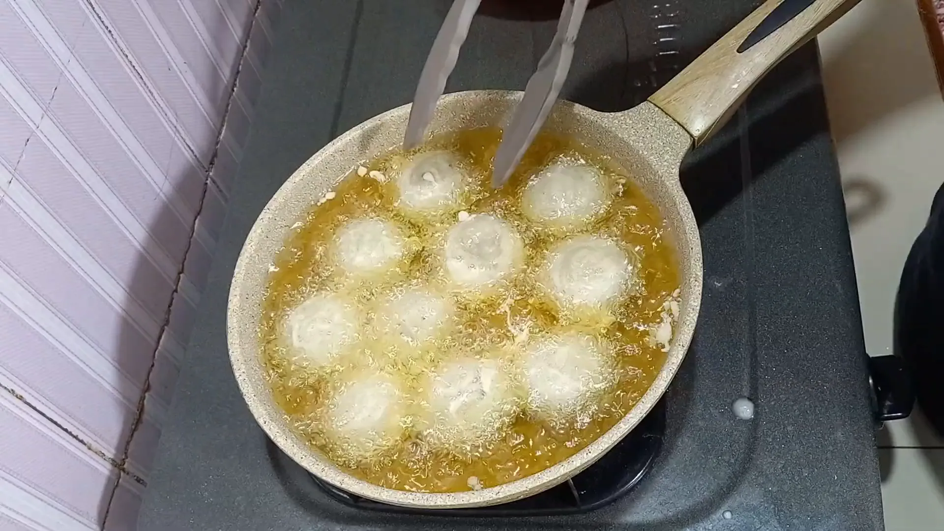 Menggoreng kue kacang hijau di minyak panas