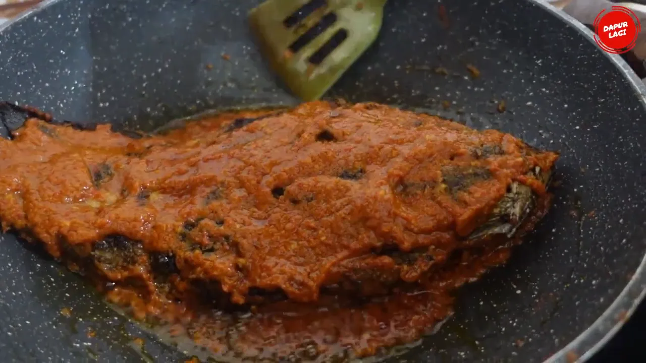 Ikan kakap putih yang diolesi bumbu olesan dan siap dipanggang
