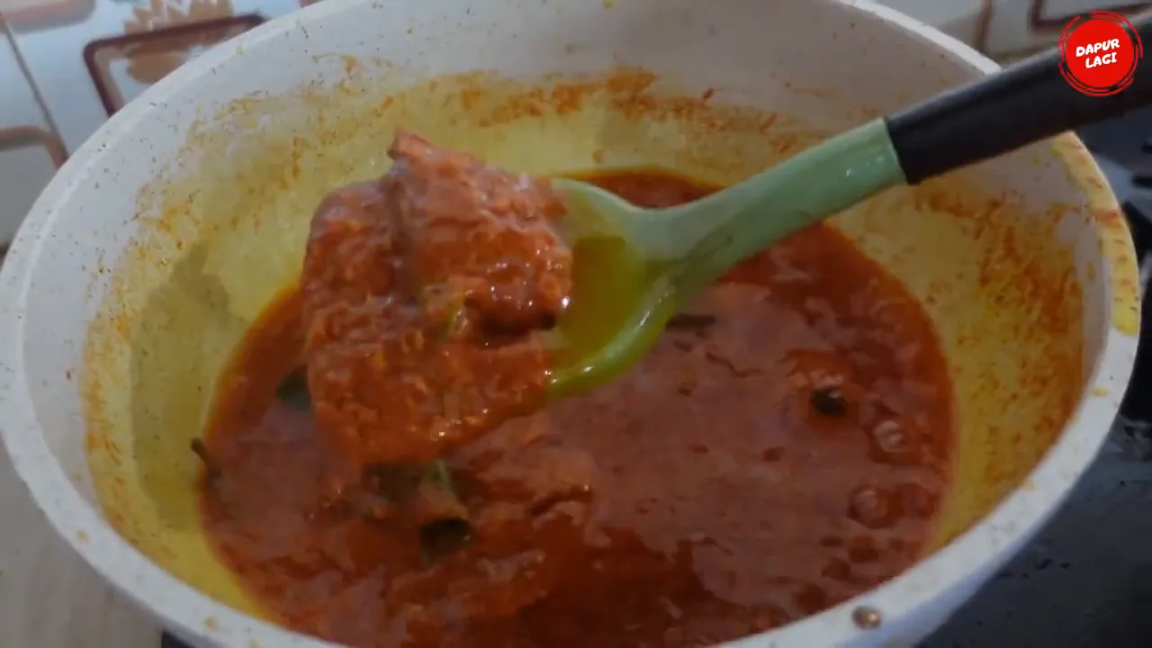 Bumbu halus yang sudah ditumis dan dicampur saus tomat, saus sambal, dan kecap manis