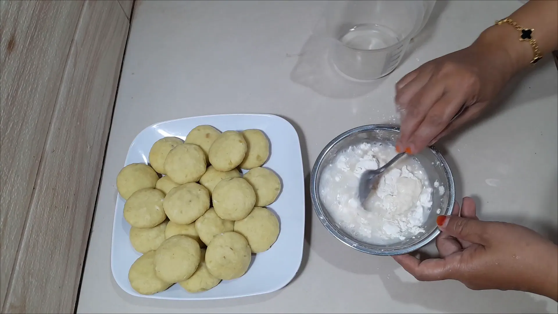 Larutan tepung beras dan terigu yang kental siap digunakan sebagai pelapis
