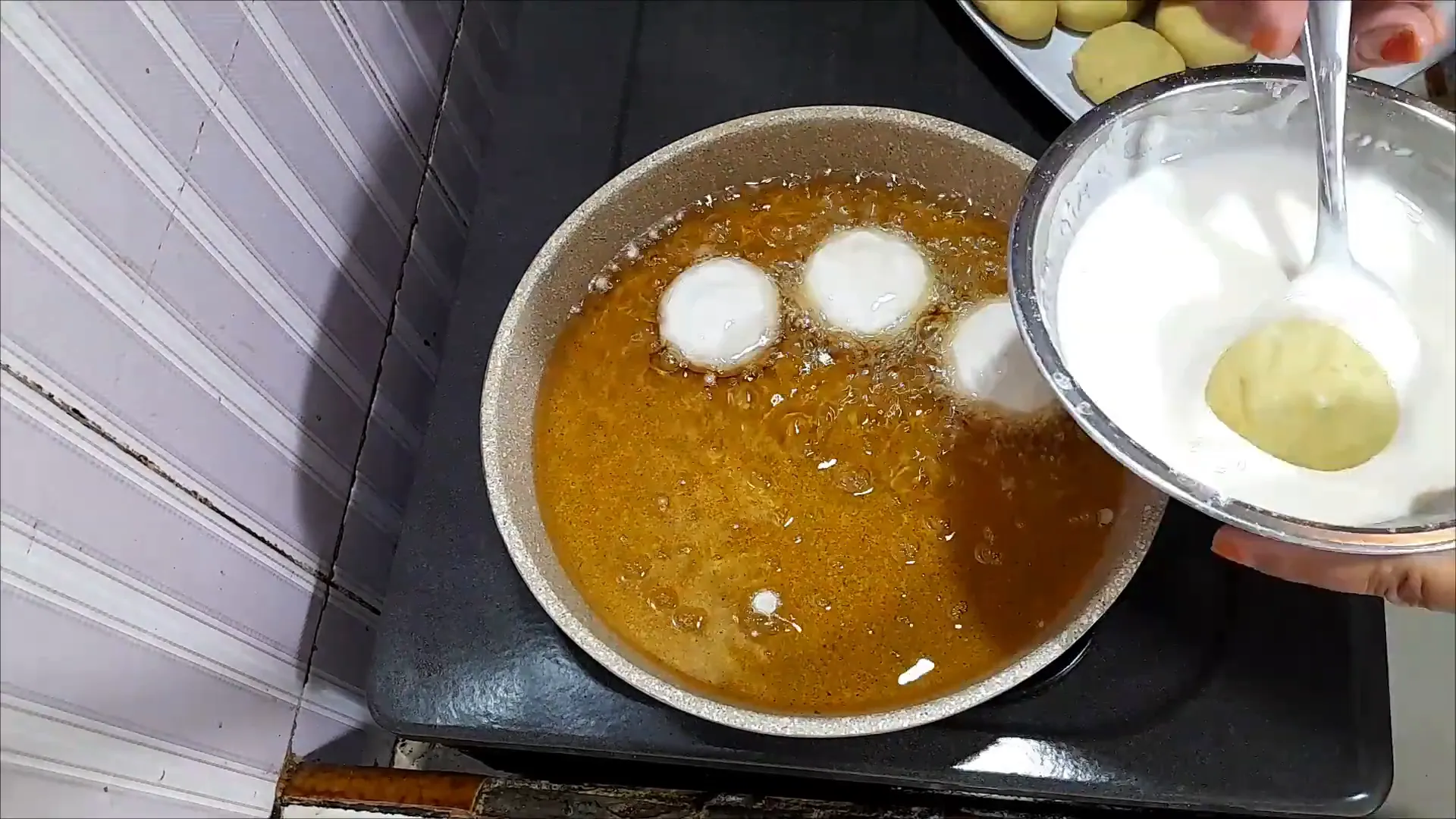 Menggoreng adonan ubi jalar isi coklat yang sudah dilapisi larutan tepung