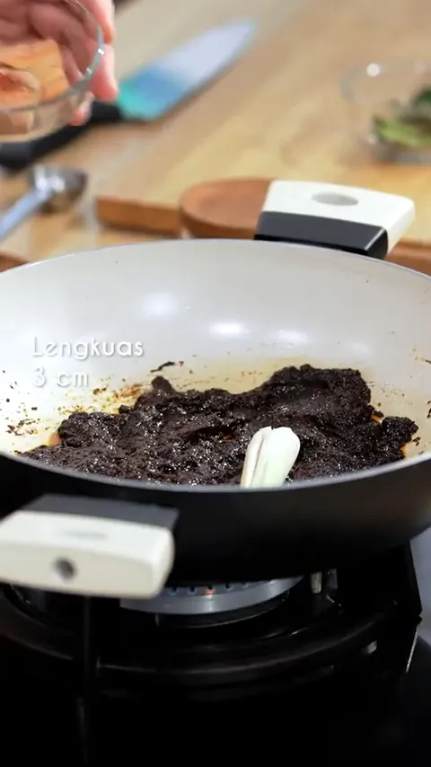 Tumis bumbu halus dan rempah untuk rawon