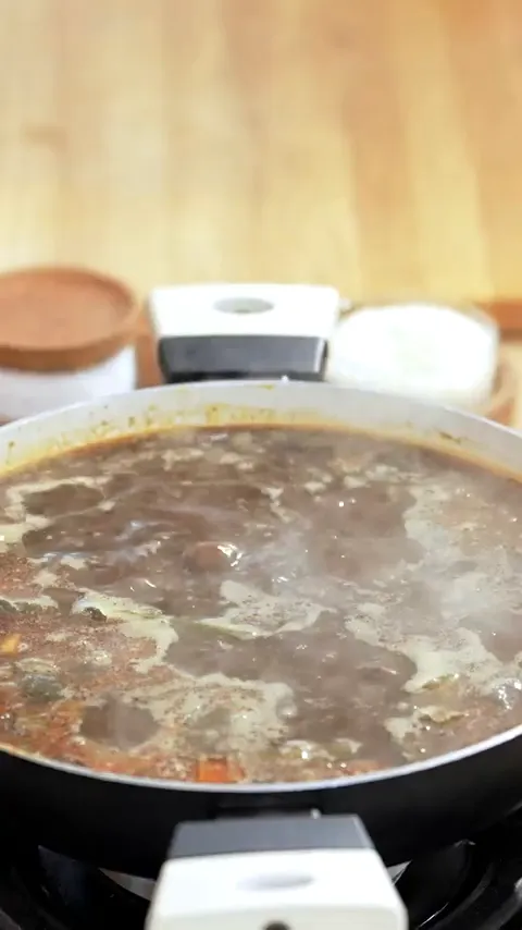 Rawon mendidih dengan bumbu lengkap dan daging empuk