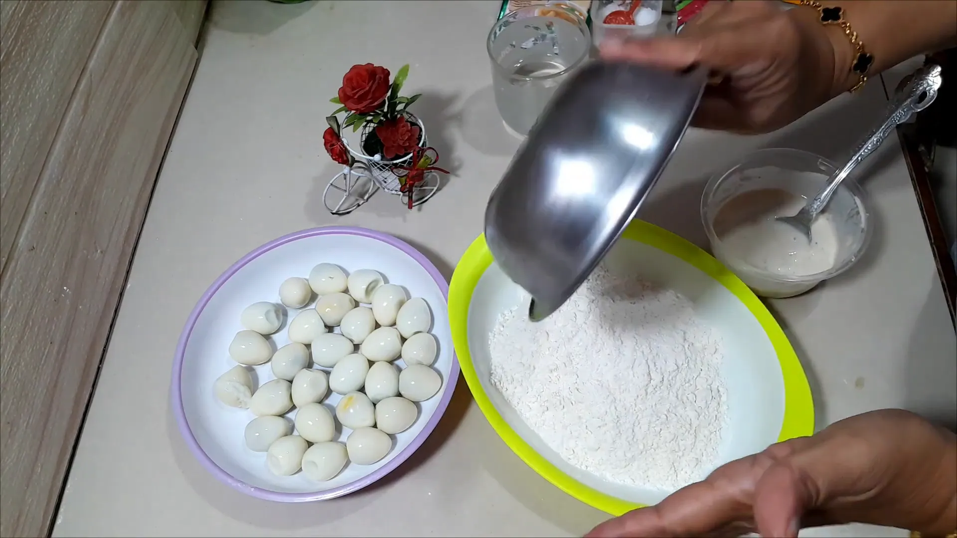 Melumuri telur puyuh dengan tepung basah dan tepung kering