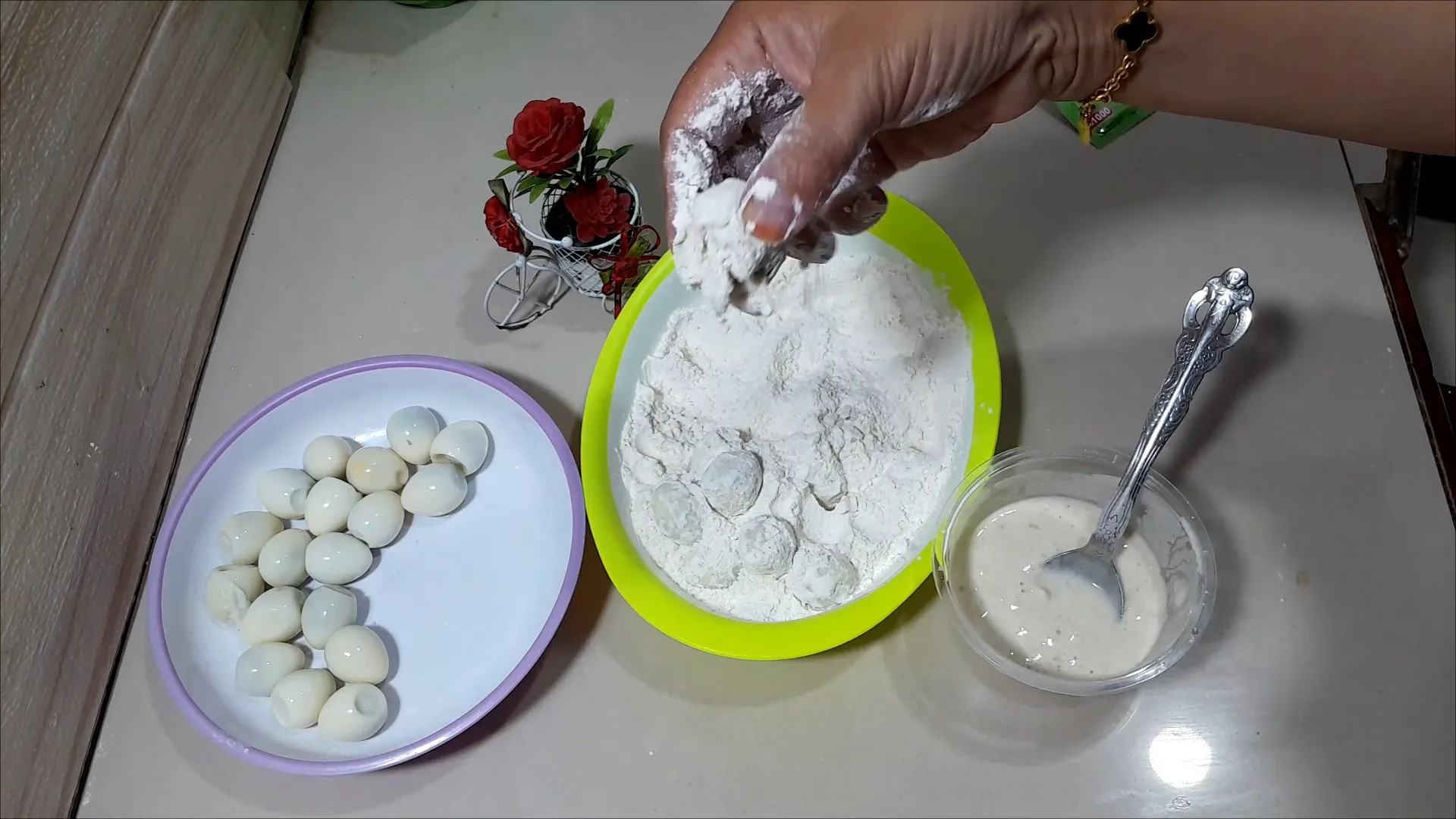 Menggoreng chicken telur puyuh hingga krispi