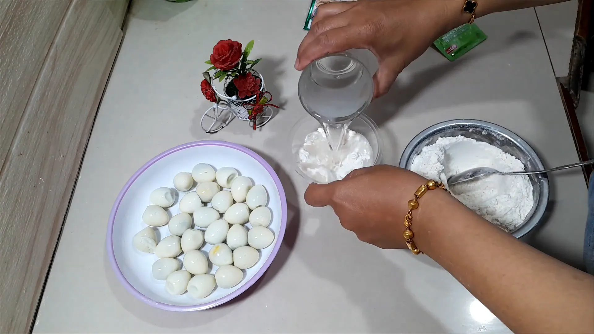 Membuat adonan basah dari tepung terigu dan air