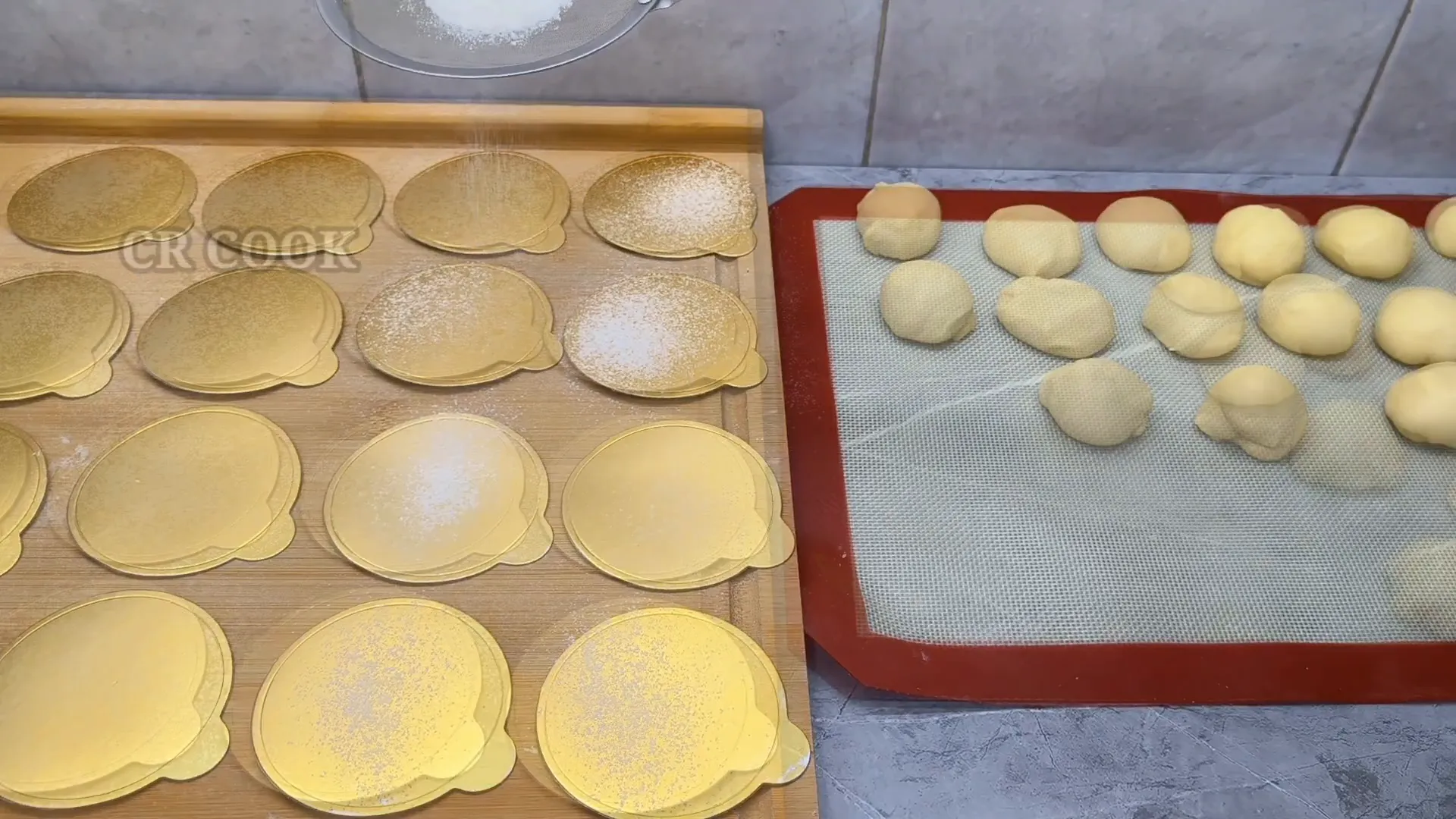 Membulatkan adonan donat