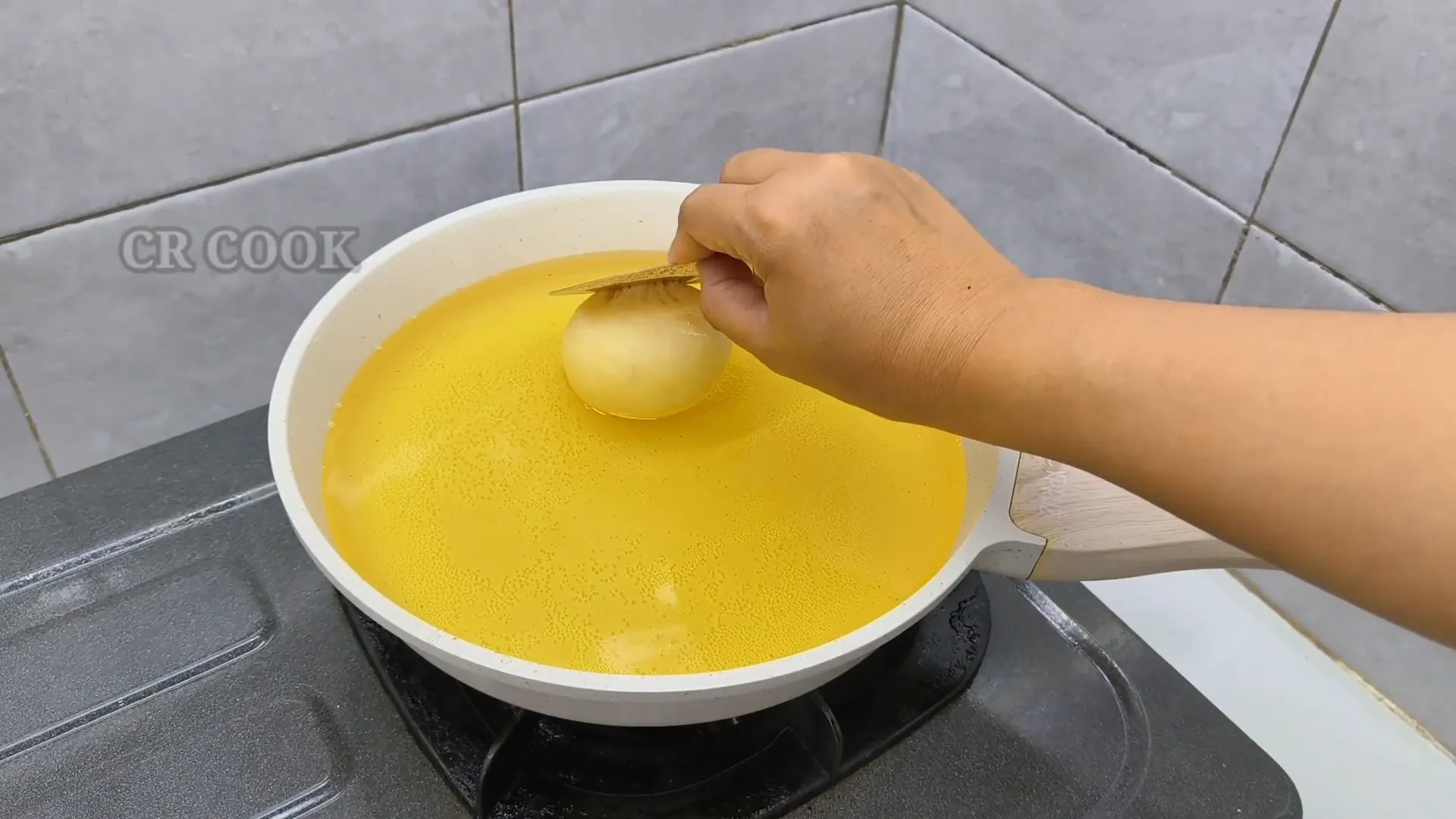 Menggoreng donat dengan api kecil