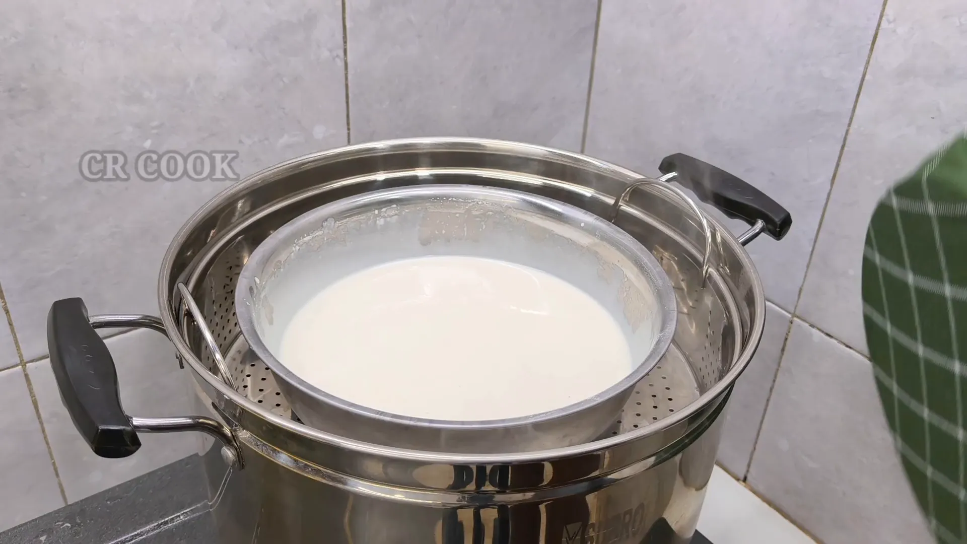 Mengukus dan menguleni adonan mochi
