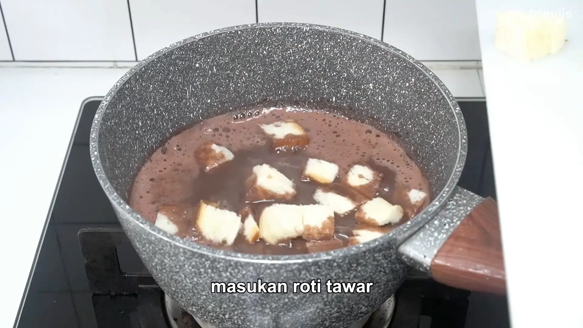 Potongan roti tawar siap dicampur dengan bahan lainnya