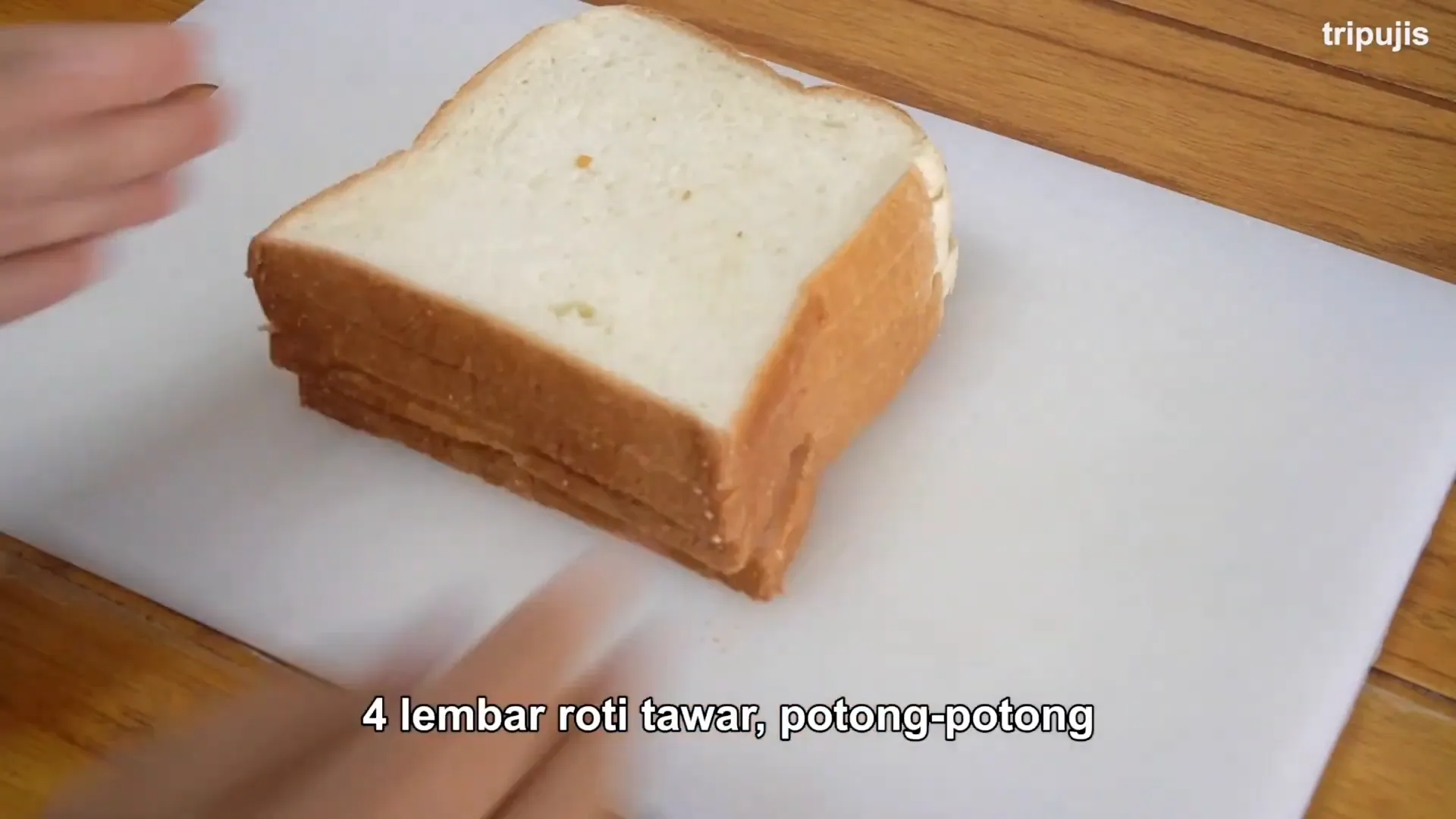 Bahan dasar roti tawar dan pelengkap lainnya siap di meja dapur