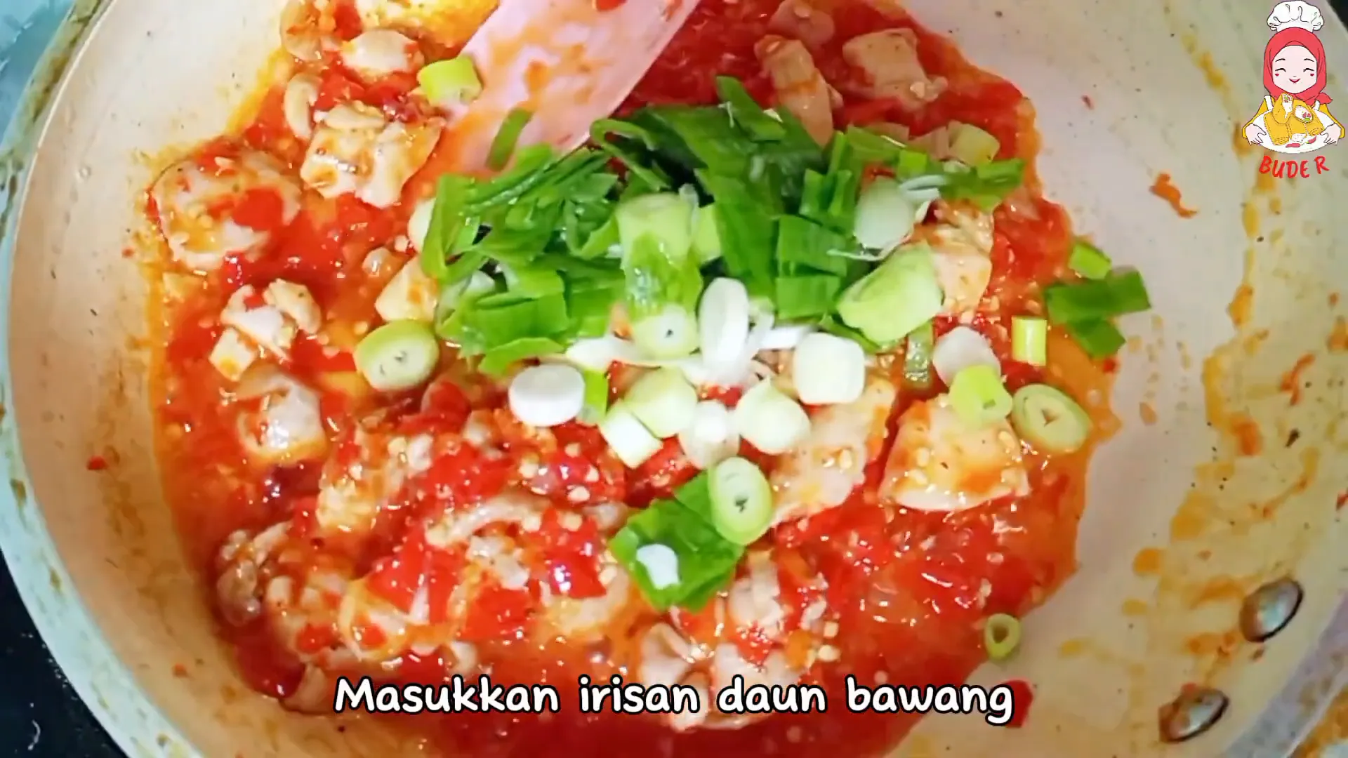 Tumis ayam saos sedang dimasak di wajan