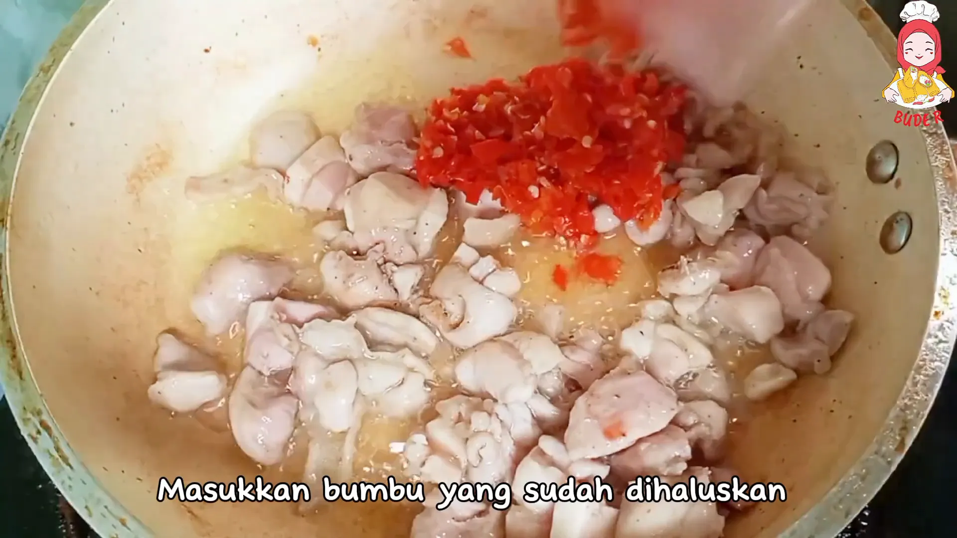 Proses memasak ayam dengan bumbu dan saus yang menggoda