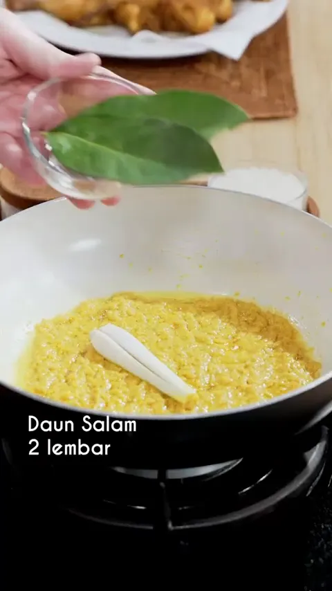Bumbu acar kuning sedang ditumis dengan serai dan daun salam
