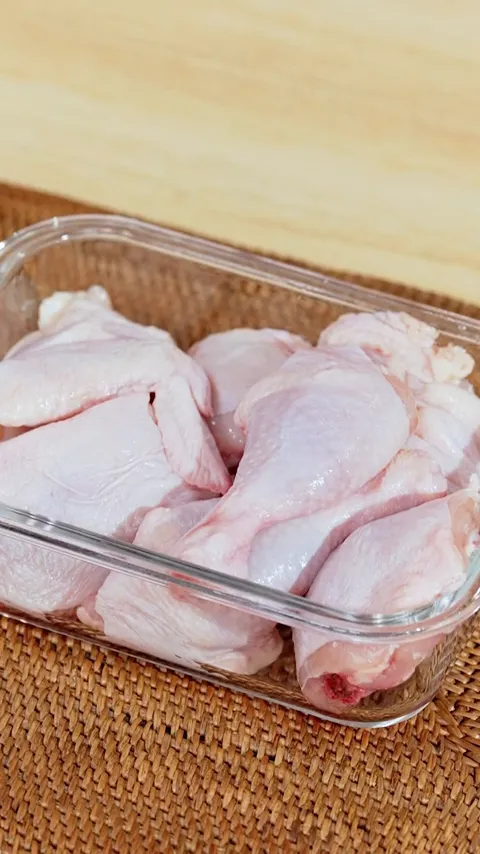 Ayam potong siap dimarinasi dengan bumbu rempah