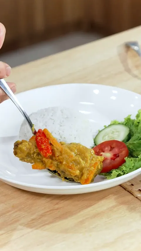 Ayam acar kuning disajikan di atas nasi putih