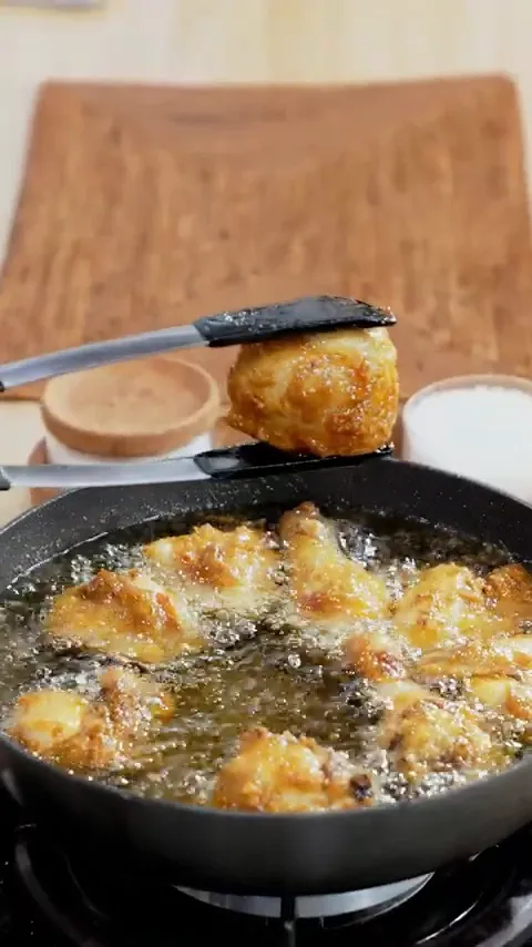 Ayam digoreng hingga kuning keemasan