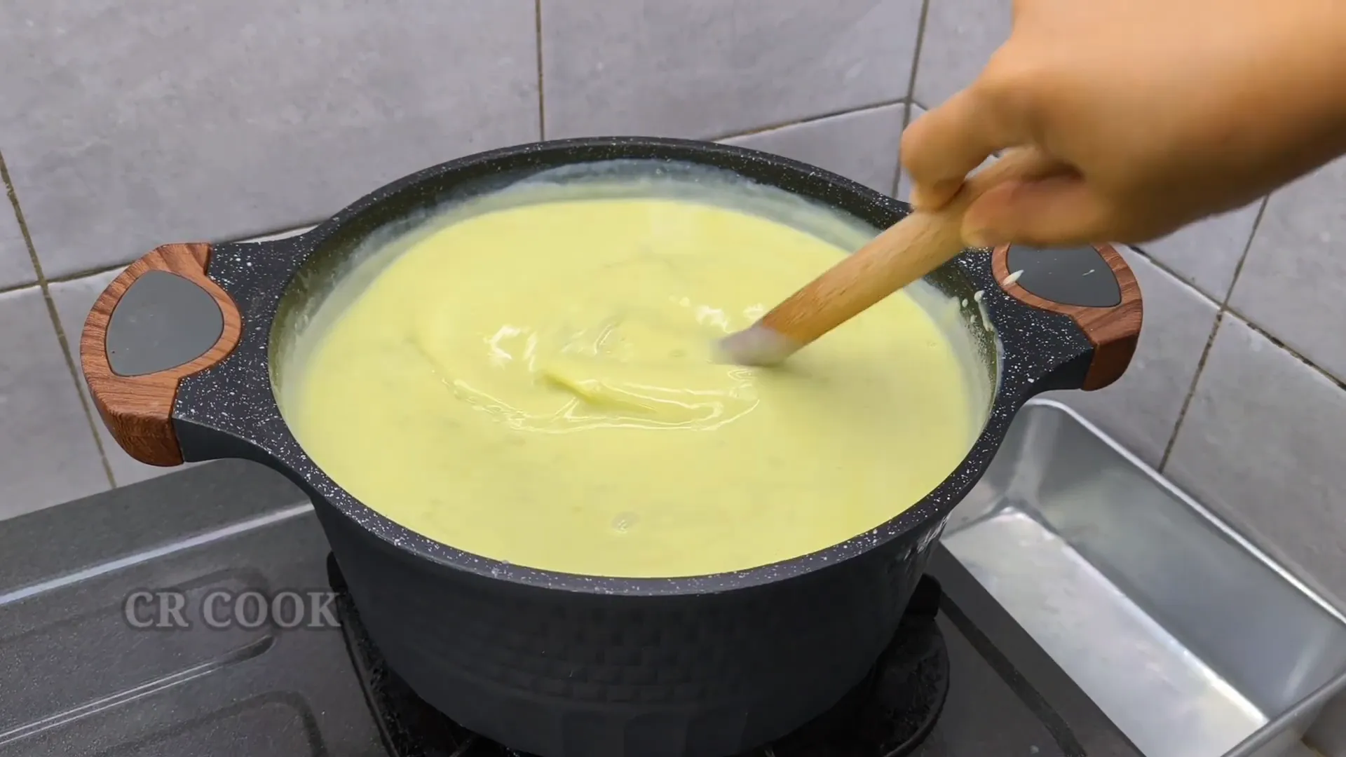 Mencampur alpukat dengan kuah es mambo dingin