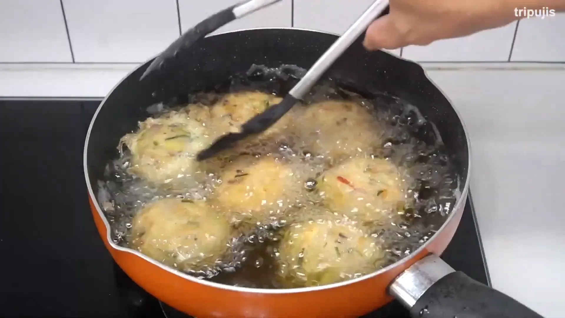Menggoreng campuran lauk hingga matang dan keemasan