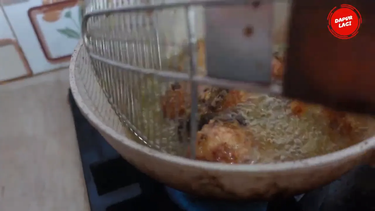 Menggoreng ayam dan kelapa parut hingga kecoklatan dan wangi
