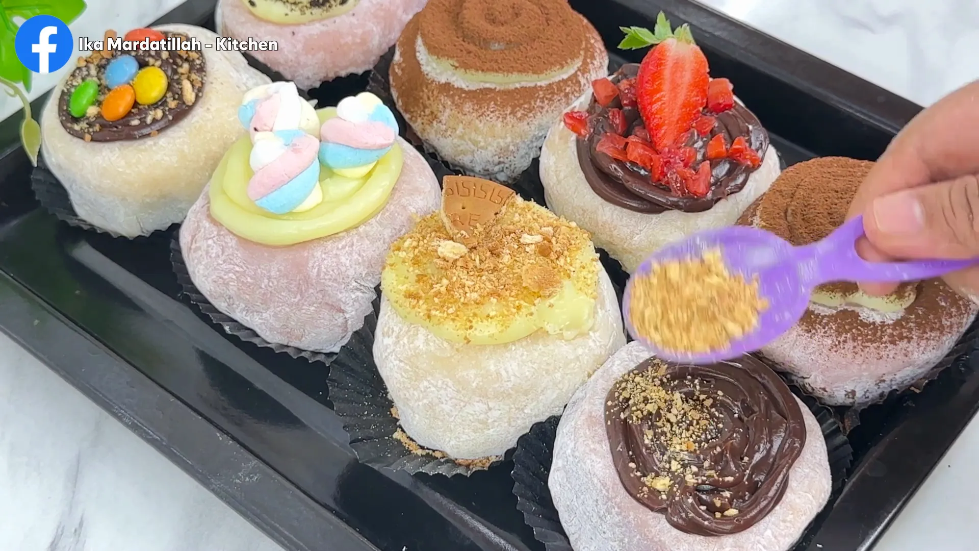 Donat mochi viral dengan topping cantik dan isian lumer