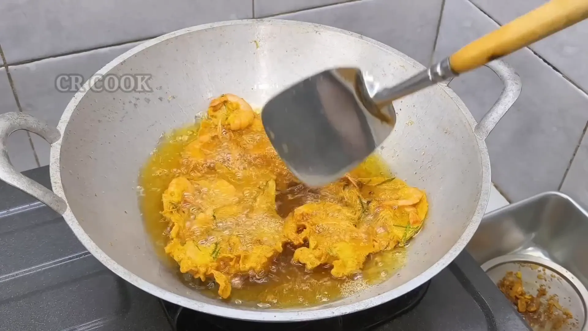 Menggoreng gorengan udang hingga kecoklatan