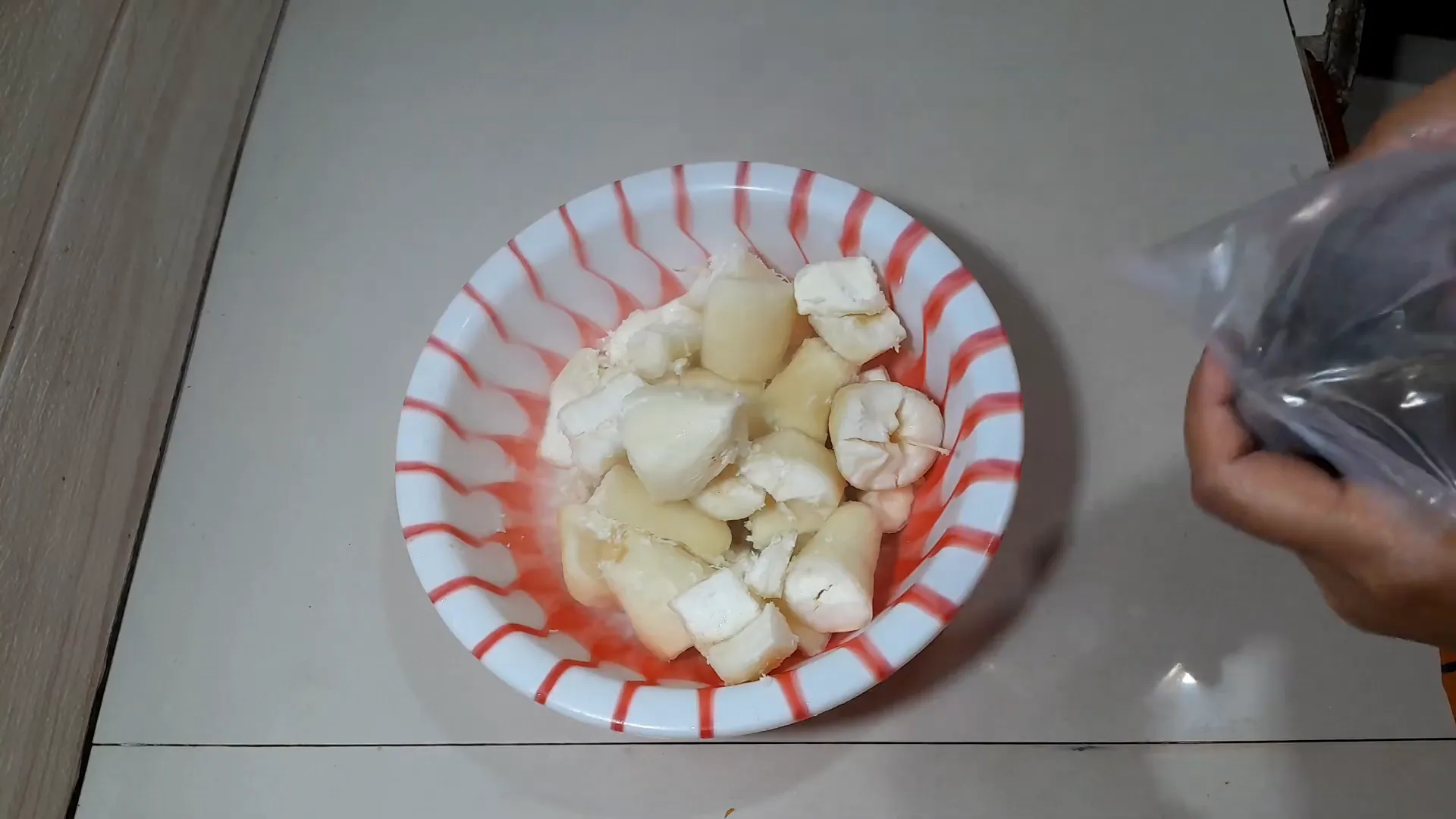 Singkong yang sudah dikukus hingga empuk dan matang