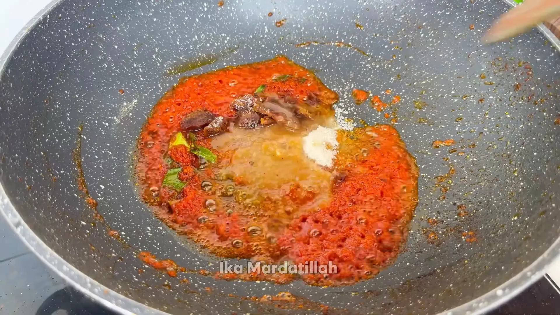 Tumis bumbu halus sampai pecah minyak, tambahkan gula dan air asam jawa