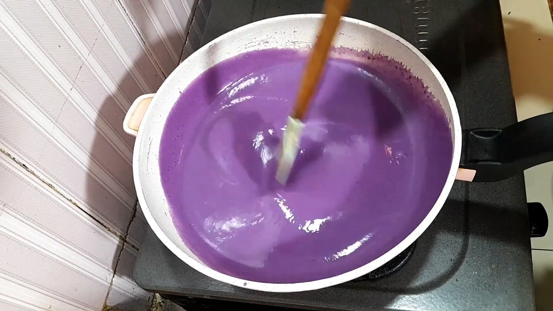 Menuang adonan kue ubi ungu ke dalam loyang