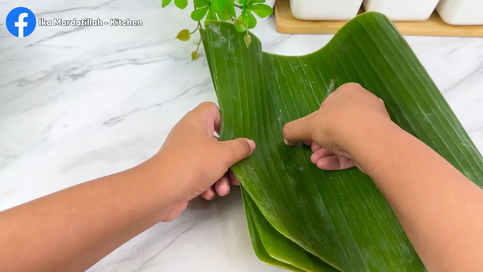 Membentuk lupis ketan dengan daun pisang menjadi bentuk segitiga