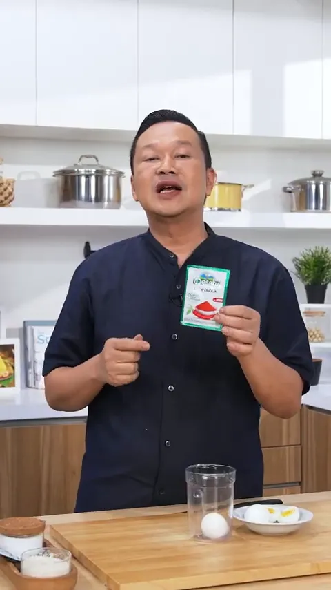 Memasukkan bahan saus ke dalam blender