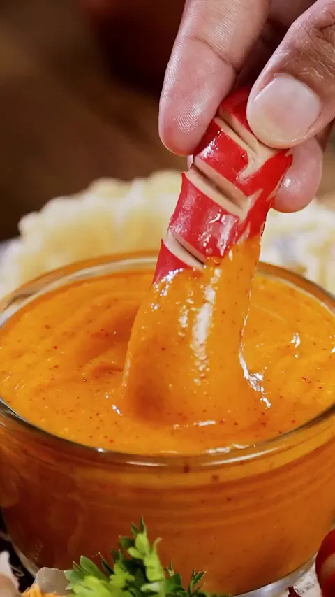 Mencocol sosis dengan saus creamy pedas yang lezat