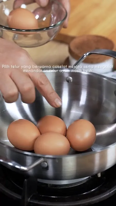 Memilih telur coklat yang baru dan segar