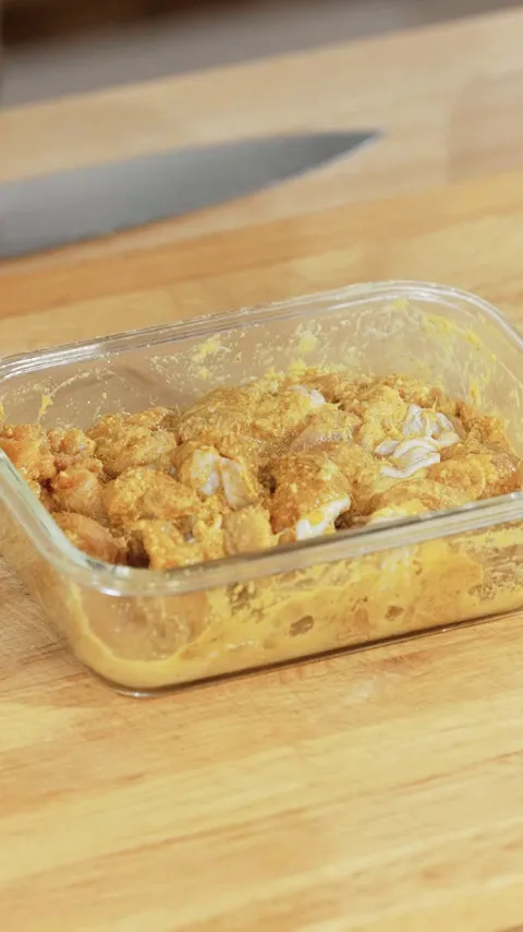 Proses marinasi ayam dengan bumbu halus dan bumbu kering