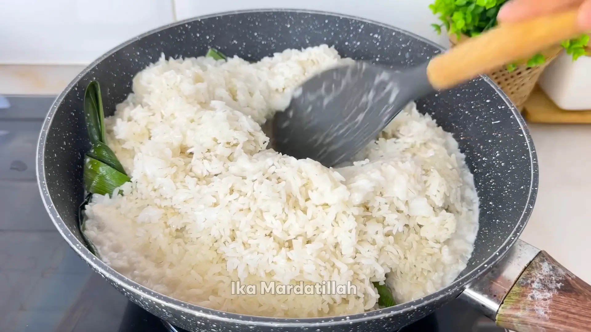 Proses aron ketan dengan santan dan daun pandan