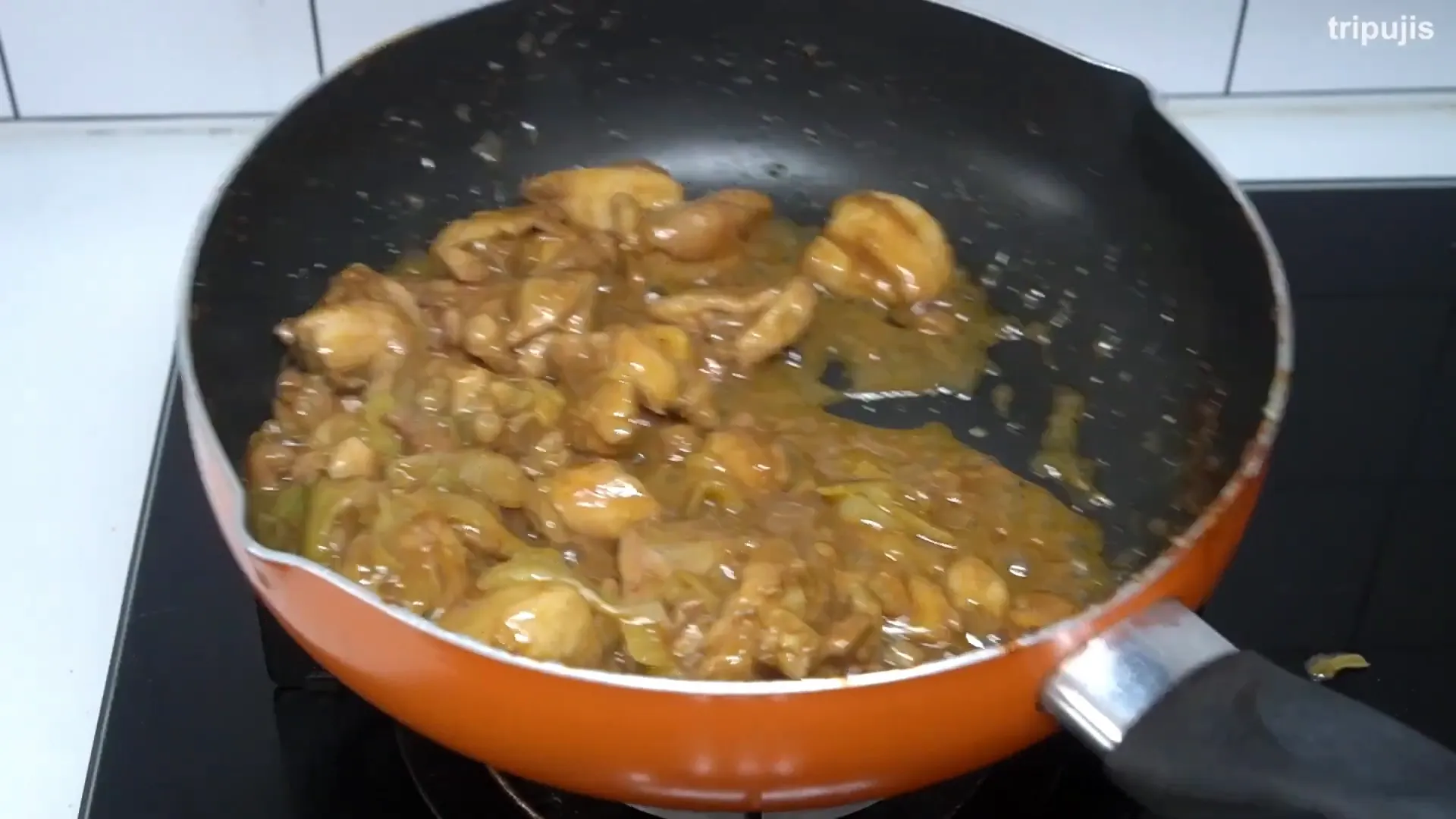 Memasak ayam dengan bumbu teriyaki hingga matang dan saus mengental