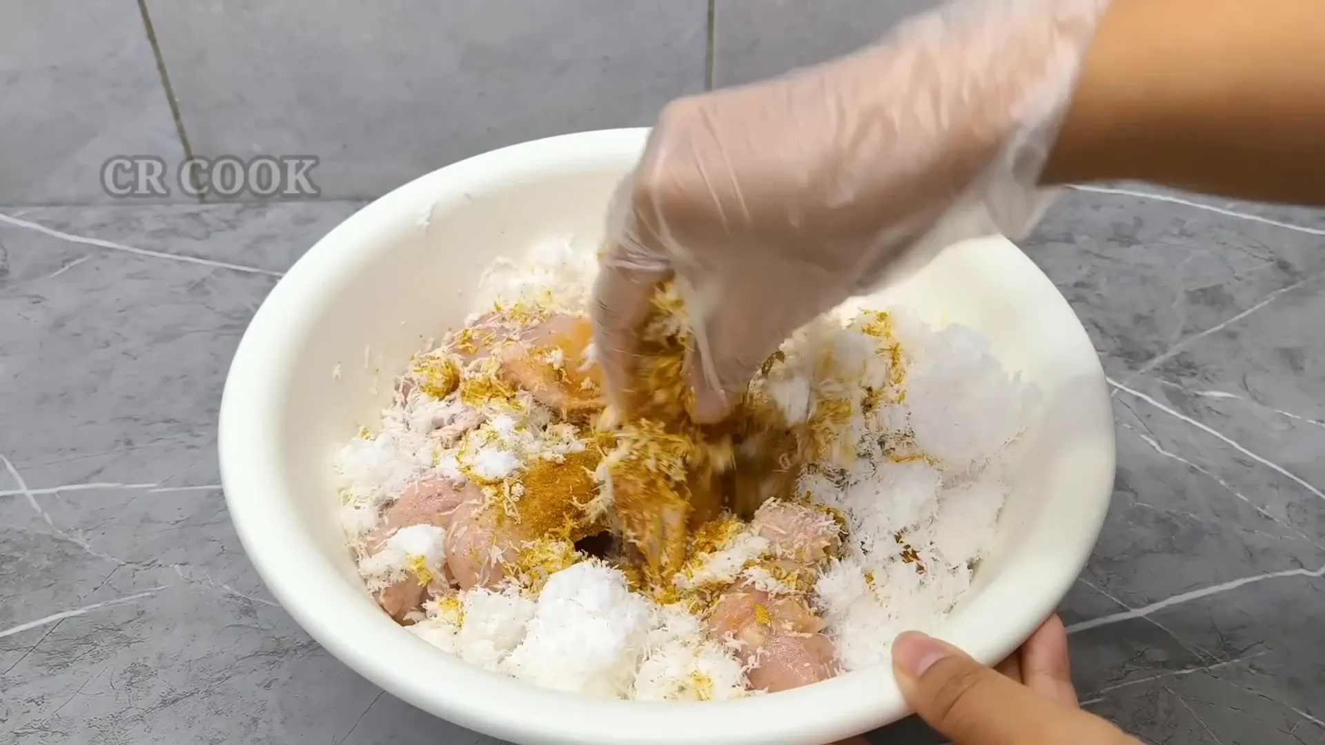 Ayam dan bumbu serundeng dicampur rata sebelum dikukus