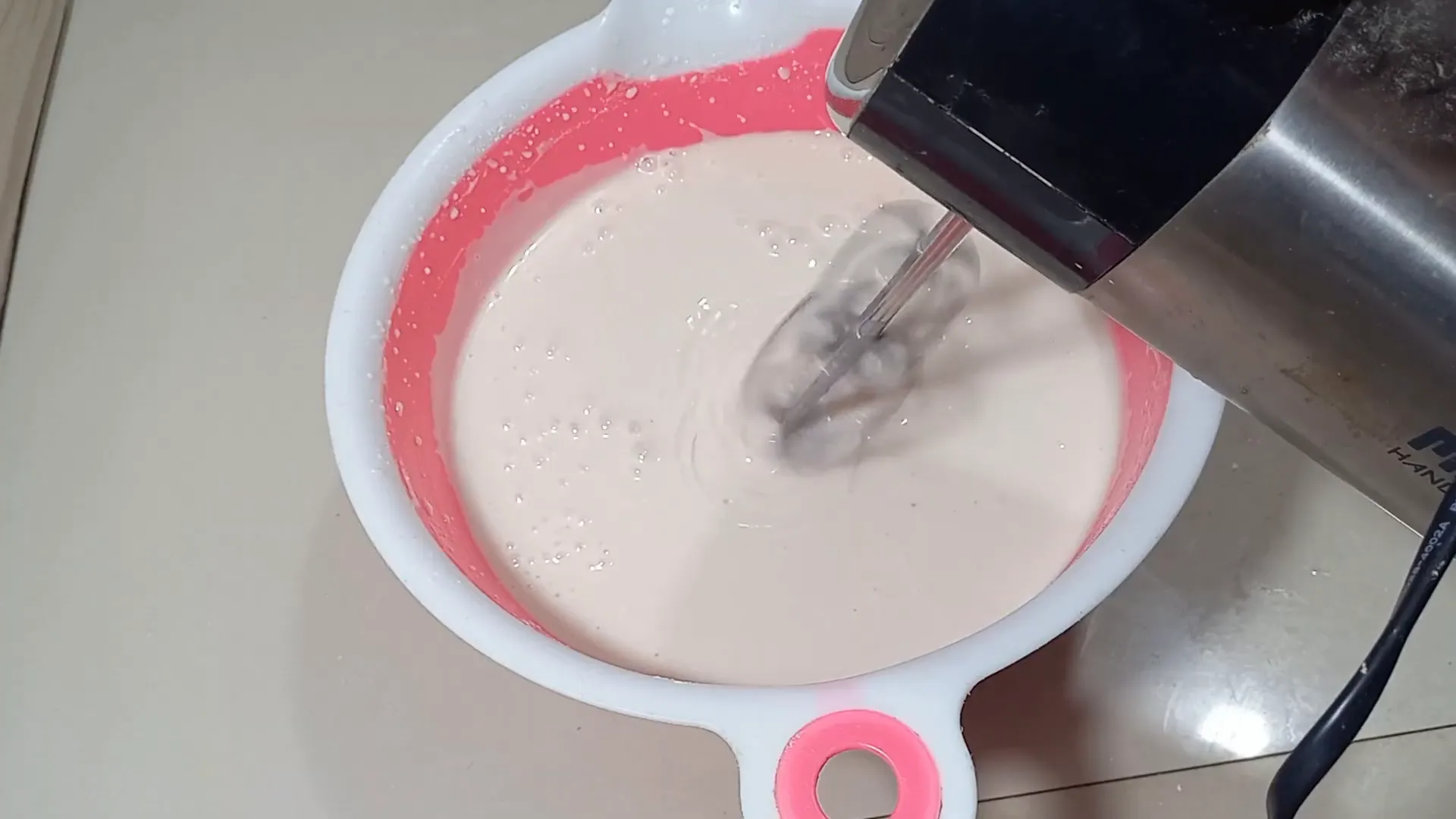 Mengaduk adonan bikang menggunakan mixer agar halus dan rata