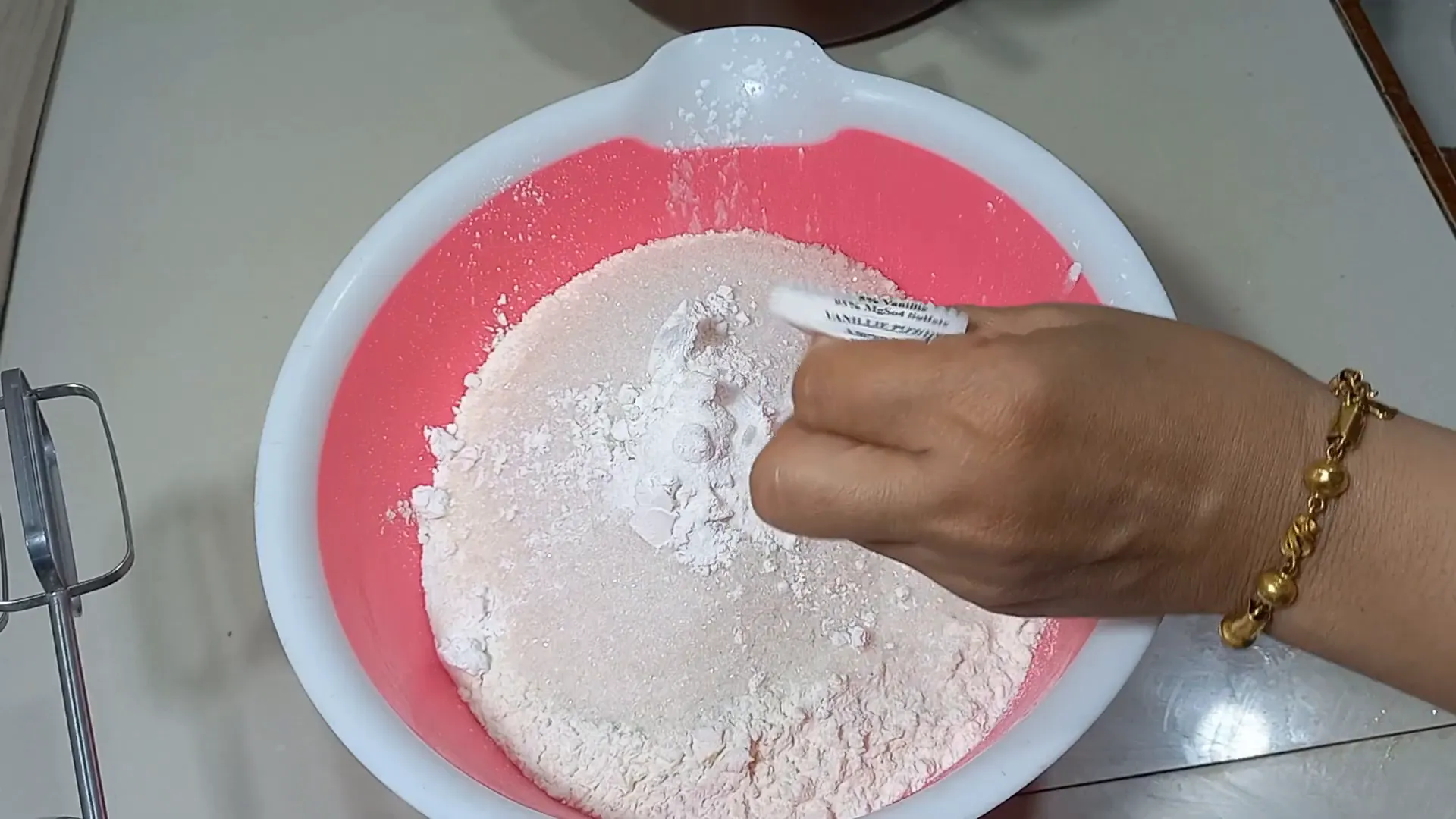 Bahan kering tepung beras, terigu, gula, maizena, garam, dan vanili siap dicampur