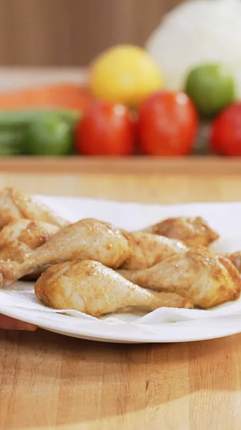 Ayam digoreng hingga kuning keemasan