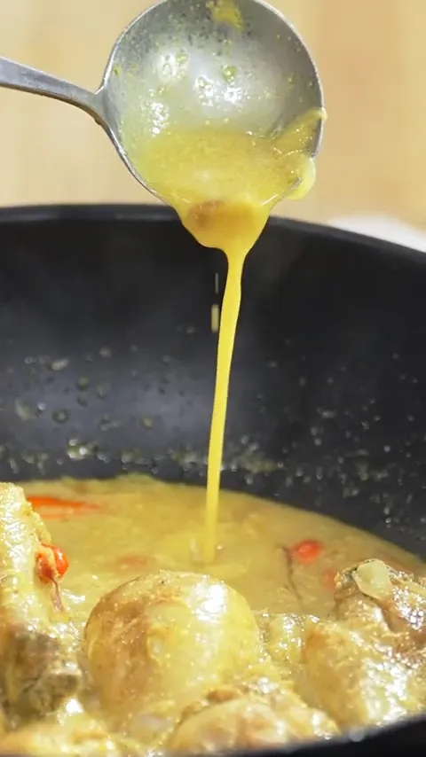 Ayam masak lemak cili api dengan kuah santan creamy