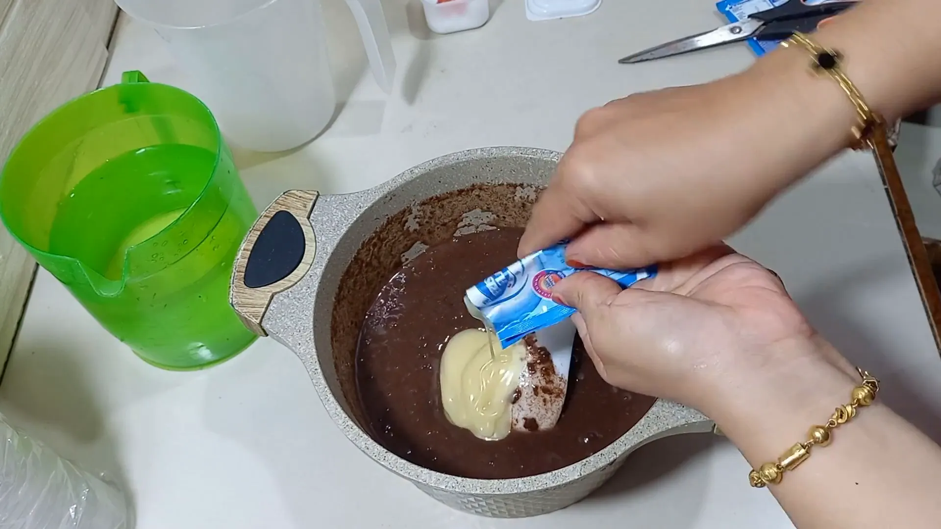 Mencampur susu kental manis dan air ke campuran Nutrijell